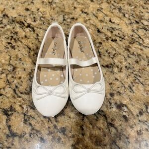 Cat & Jack Cream Mary Jane Shoes with Bow